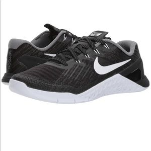Nike metcon 3 trainers in black and white